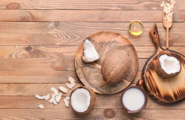 Ahşap arka planda farklı hindistan cevizi ürünleri içeren kompozisyon