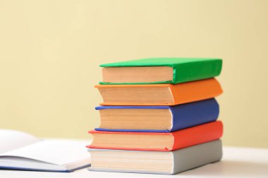 Tablo renkli arka plan üzerinde pek çok kitap