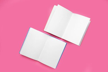 Renk arkaplanı üzerine iki açık kitap