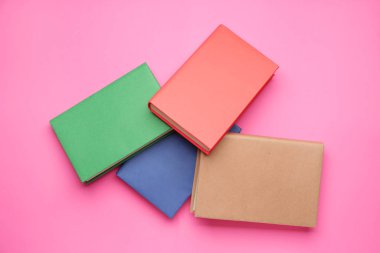 Renk arka plan üzerinde pek çok kitap