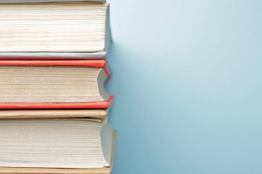 Renk arkaplanı üzerine üç kitap, yakın plan