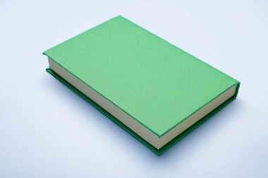 Boş kapak ile renk arka plan üzerinde kitap