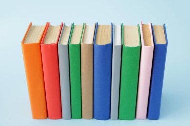 Renk arka plan üzerinde pek çok kitap