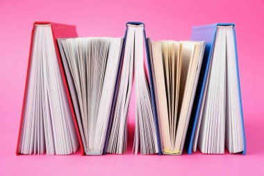 Renk arka plan üzerinde pek çok kitap