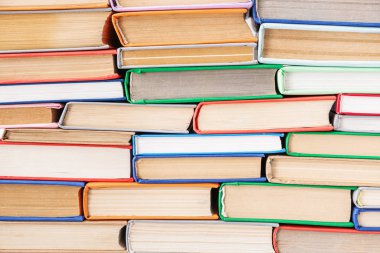 Arkaplan olarak birçok farklı kitap