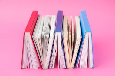 Renk arka plan üzerinde pek çok kitap