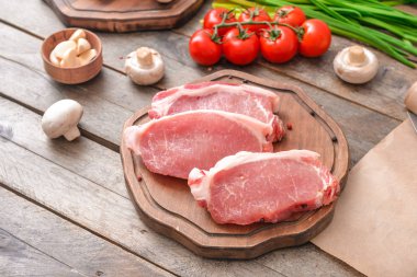 Ahşap arka planda çiğ domuz eti