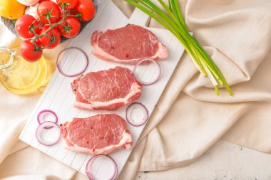 Çiğ domuz eti ve soğan.