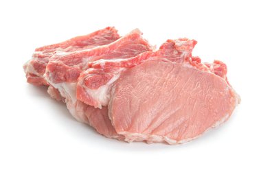 Beyaz arka planda çiğ domuz eti