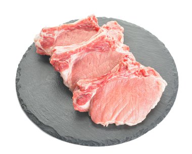 Beyaz arka planda çiğ domuz eti