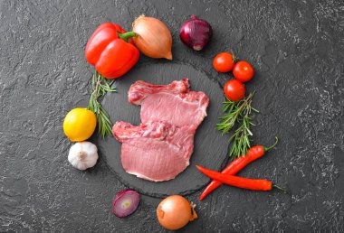 Arka planda sebzeli çiğ domuz eti.