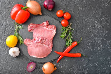 Arka planda sebzeli çiğ domuz eti.