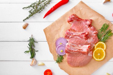 Sebze ve sebzeli çiğ domuz eti.