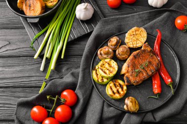 Pişmiş domuz eti ve sebzeli tabak.