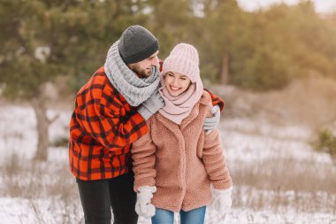 Kış günü parkta mutlu genç bir çift