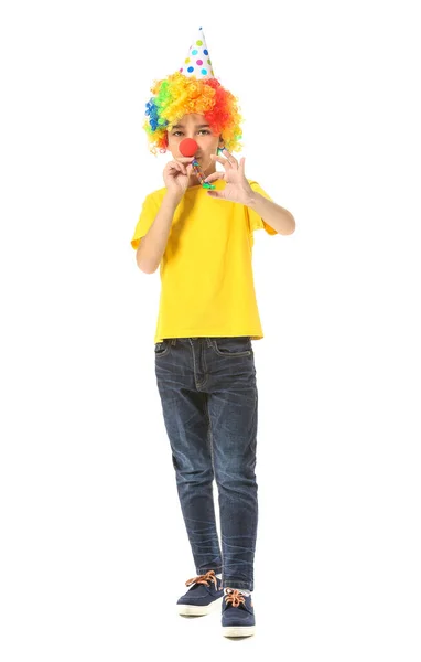 Niño pequeño disfrazado y con silbato de fiesta sobre fondo blanco. Celebración del Día de los Inocentes — Foto de Stock