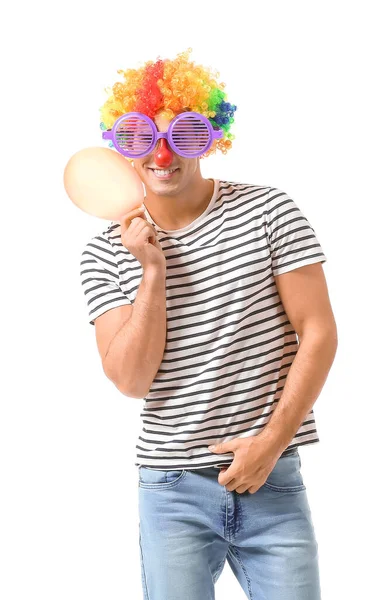 Homem em disfarce engraçado e com balão de ar no fundo branco. Celebração do dia dos tolos de Abril — Fotografia de Stock