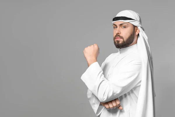 Hombre árabe guapo sobre fondo gris — Foto de Stock