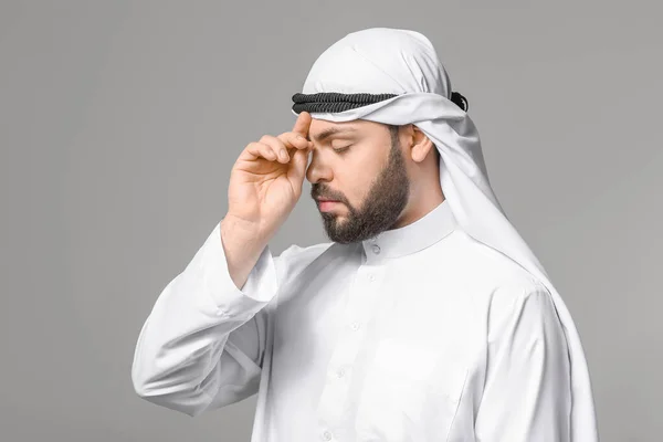 Bello arabo uomo su sfondo grigio — Foto Stock