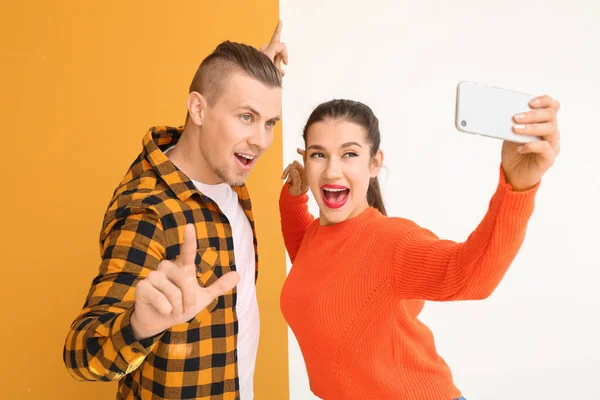 Hermosa pareja mujer tomando selfie en color de fondo — Foto de Stock