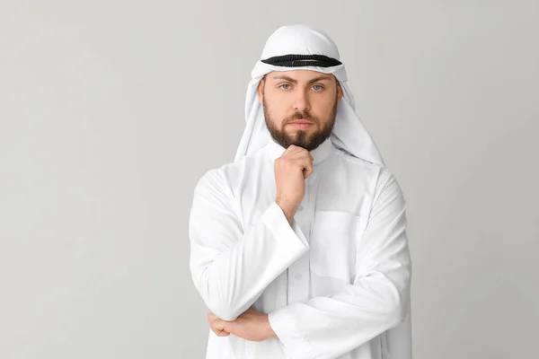 Красивый арабский мужчина на сером фоне — стоковое фото