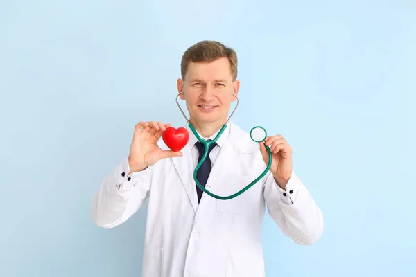 Cardiologista masculino em fundo de cor — Fotografia de Stock