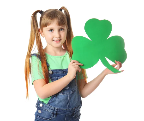 Grappig klein meisje met klaver op witte achtergrond. St. Patrick 's Day viering — Stockfoto