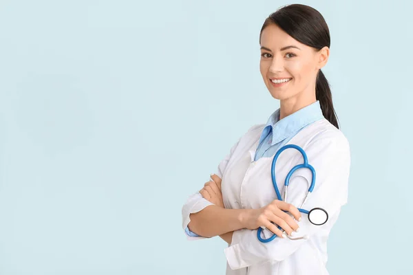 Female cardiologist on color background — Stock Photo, Image