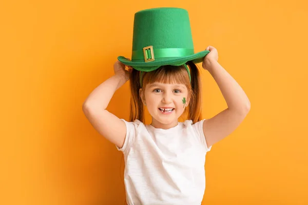 Grappig klein meisje op kleur achtergrond. St. Patrick 's Day viering — Stockfoto