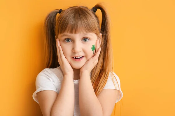 Funny little girl on color background. St. Patrick's Day celebration — Stock Photo, Image