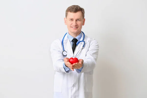 Cardiologista masculino em fundo claro — Fotografia de Stock