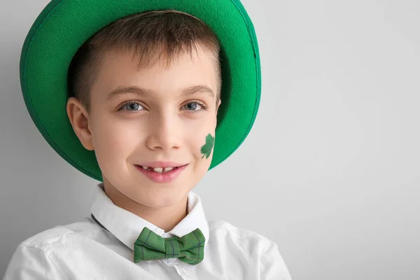 Rolig liten pojke på vit bakgrund. St. Patrick 's Day firande — Stockfoto