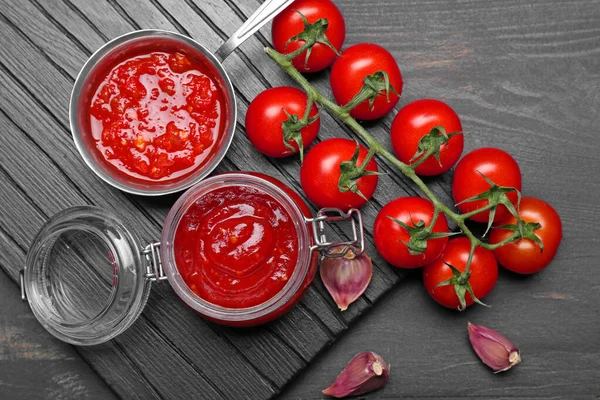 Lekkere tomatensaus op tafel — Stockfoto