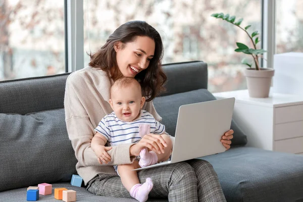 Working mother with her baby in office — Stock Photo, Image