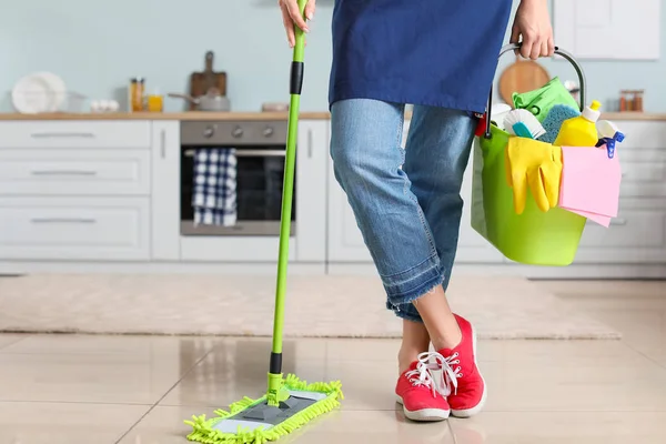 Fiatal háziasszony, takarítási kellékanyagok a konyhában — Stock Fotó