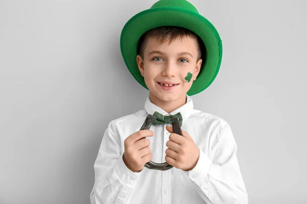 Niño divertido con herradura sobre fondo blanco. Celebración del Día de San Patricio — Foto de Stock