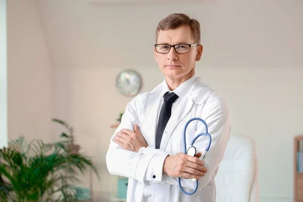 Male cardiologist in modern clinic — Stock Photo, Image