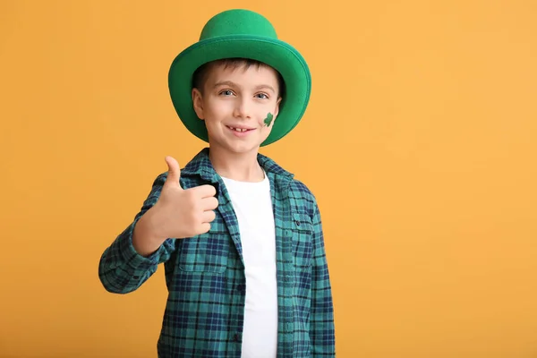 Muchacho gracioso mostrando gesto de pulgar hacia arriba en el fondo de color. Celebración del Día de San Patricio — Foto de Stock