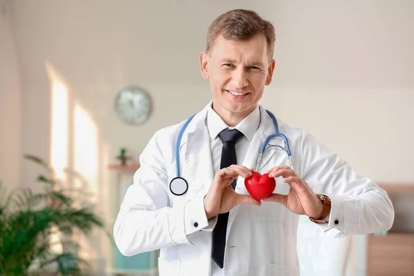 Cardiólogo masculino en clínica moderna — Foto de Stock