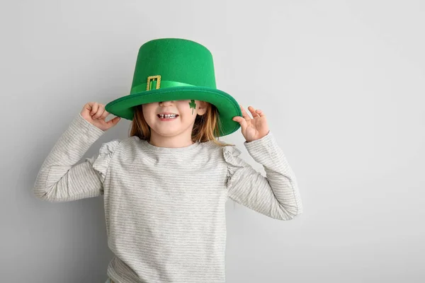 Grappig klein meisje op witte achtergrond. St. Patrick 's Day viering — Stockfoto