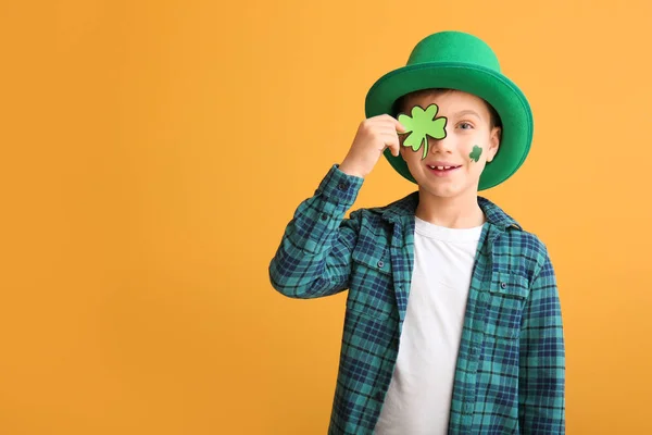 Ragazzino divertente con trifoglio su sfondo a colori. Festa di San Patrizio — Foto Stock