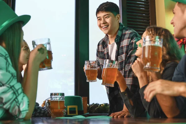 Unga vänner firar St Patricks dag på puben — Stockfoto