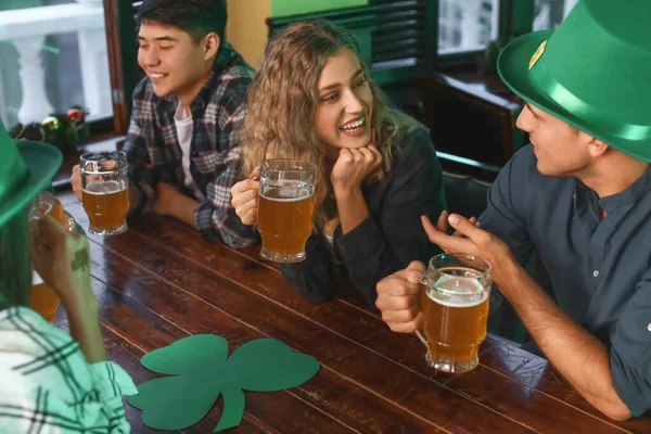 Jeunes amis célébrant la Saint-Patrick au pub — Photo