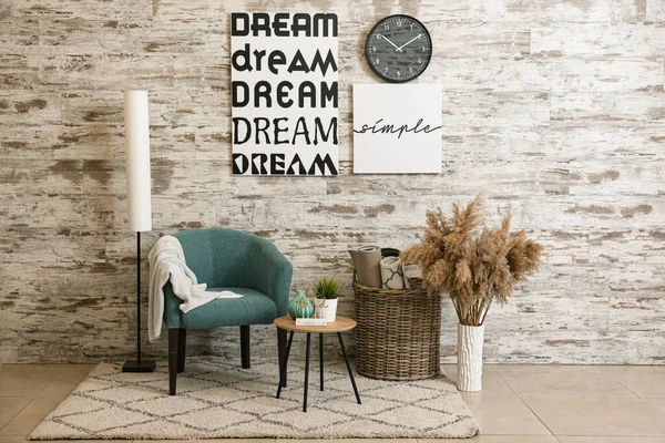 Interieur van moderne kamer met comfortabele fauteuil nabij houten muur — Stockfoto