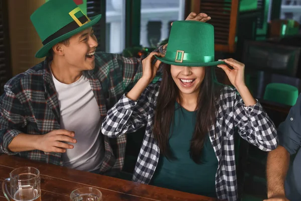 Jonge vrienden vieren St. Patrick 's Day in pub — Stockfoto