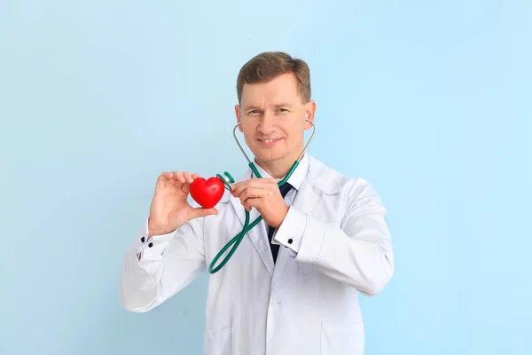 背景色の男性心臓病学者 — ストック写真