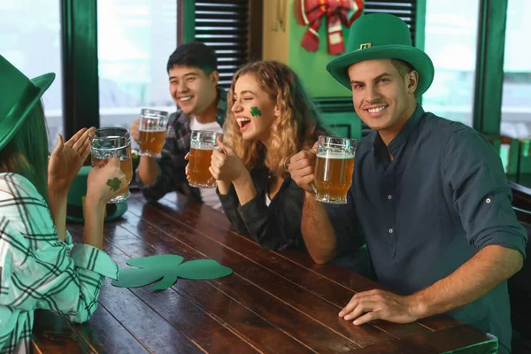 Jonge vrienden vieren St. Patrick 's Day in pub — Stockfoto