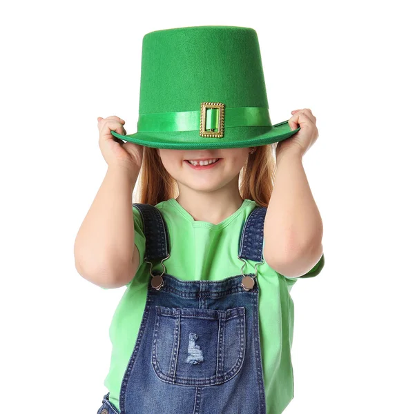 Grappig klein meisje op witte achtergrond. St. Patrick 's Day viering — Stockfoto