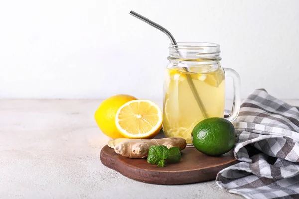 Tarro Mason de bebida saludable con cítricos y jengibre sobre fondo blanco —  Fotos de Stock
