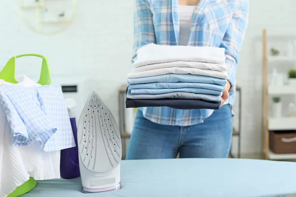 Linda jovem dona de casa com lavanderia em casa — Fotografia de Stock